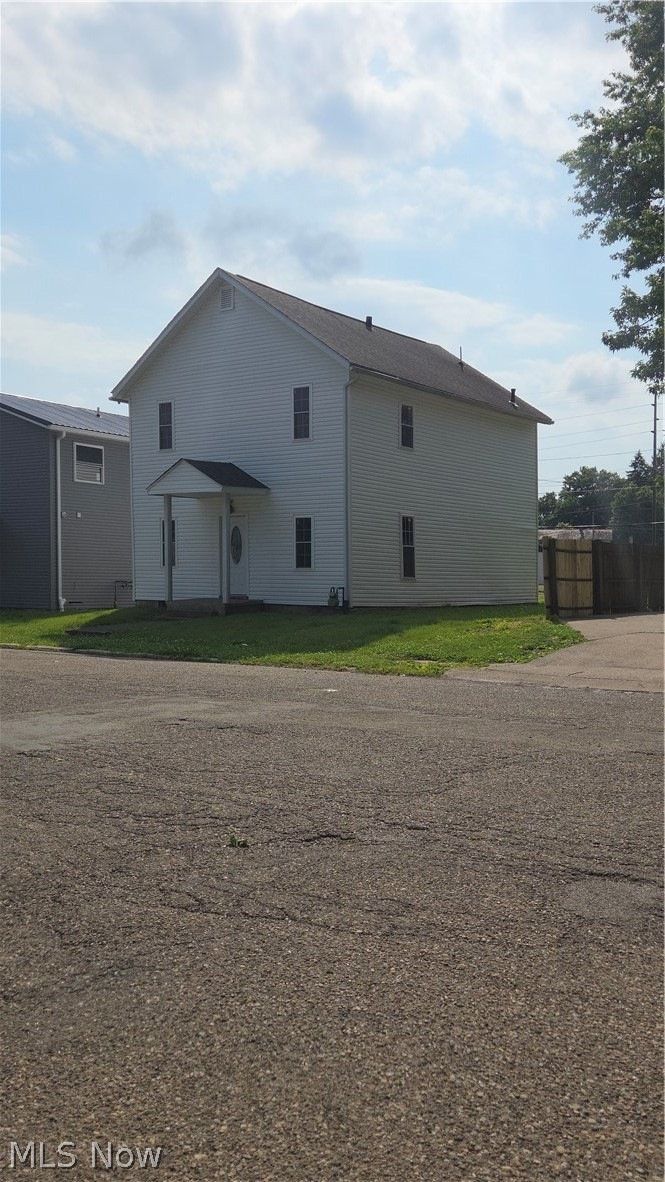 White two-story home at 1307 Central Ave, Zanesville